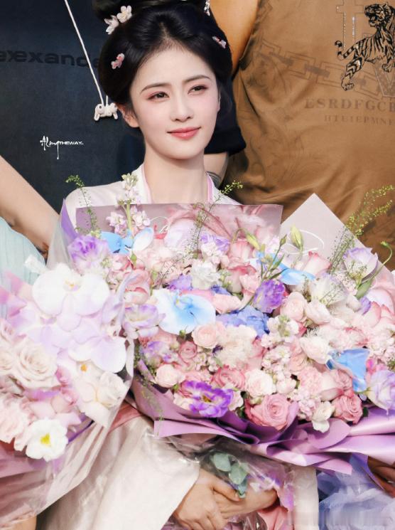 白鹿林玉芬莫离杀青合照白鹿莫离杀青捧花路透 ​​​杀青快乐！白鹿手捧鲜花，和林玉