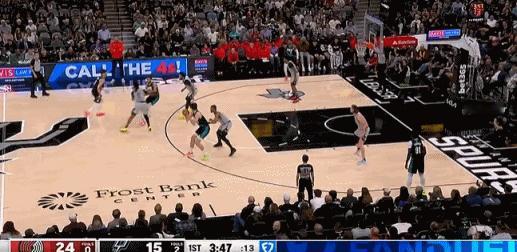 好球！策应这块杨瀚森真是不错！
在今天NBA常规赛开拓者对阵马刺的第一节比赛中，