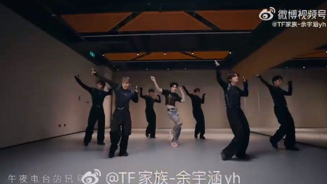 余宇涵新歌练习室 余宇涵新歌练习室的舞蹈也太丝滑了！每个动作都精准卡点，衔接自然