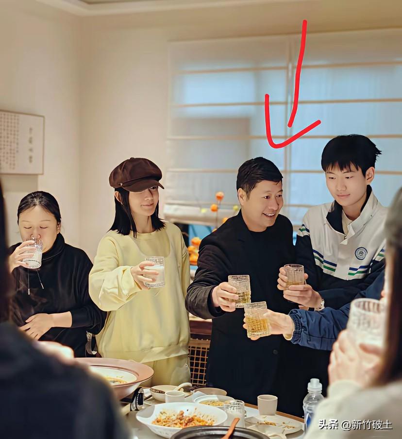 烟火气里藏着真性情不是没道理的。
谢娜这次回中江过三八节真变了。
谢娜没穿华丽礼