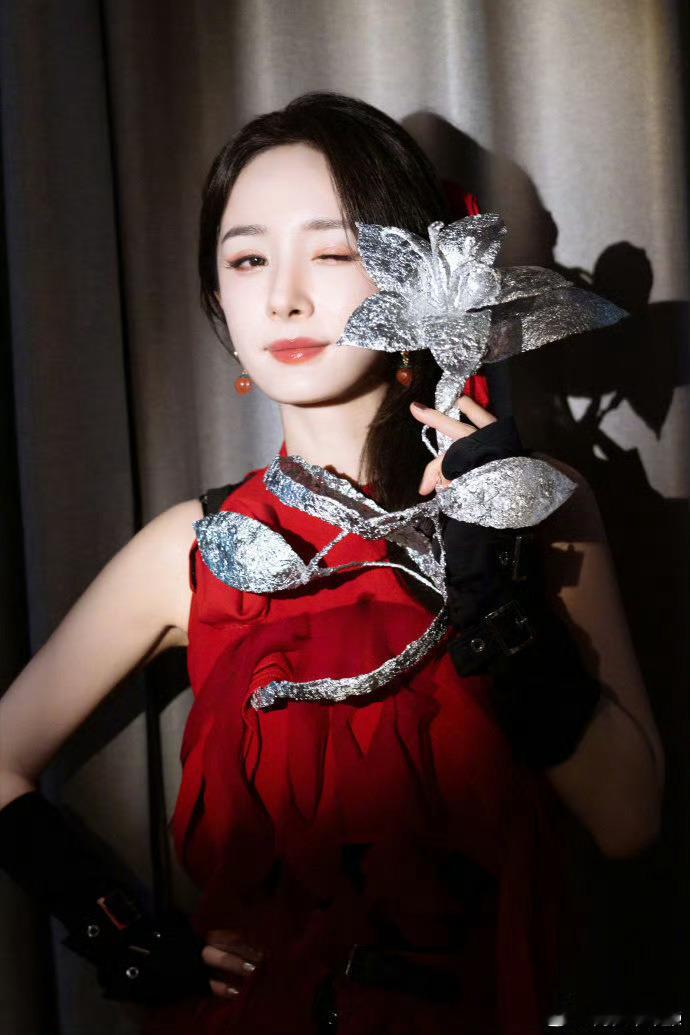 杨幂舞幂娘 密室大逃脱巴士上杨幂谈起跳舞娘环节超投入[期待][爱慕] 姐这张脸加