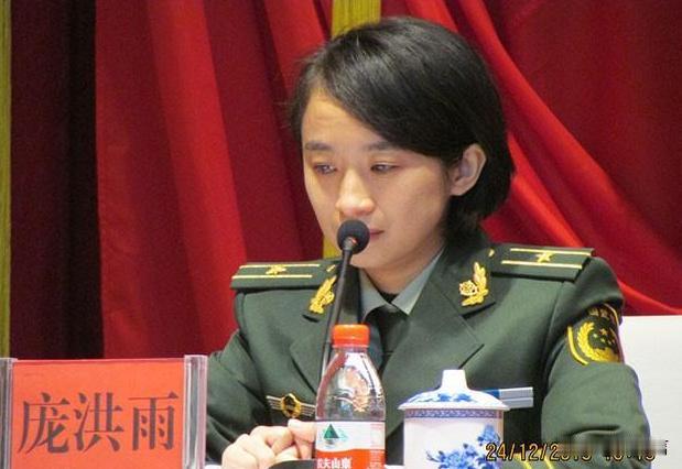 庞洪雨：31岁还能被特招入伍授少校警衔，有人怒怼“她背后肯定有人和靠山！”，最终