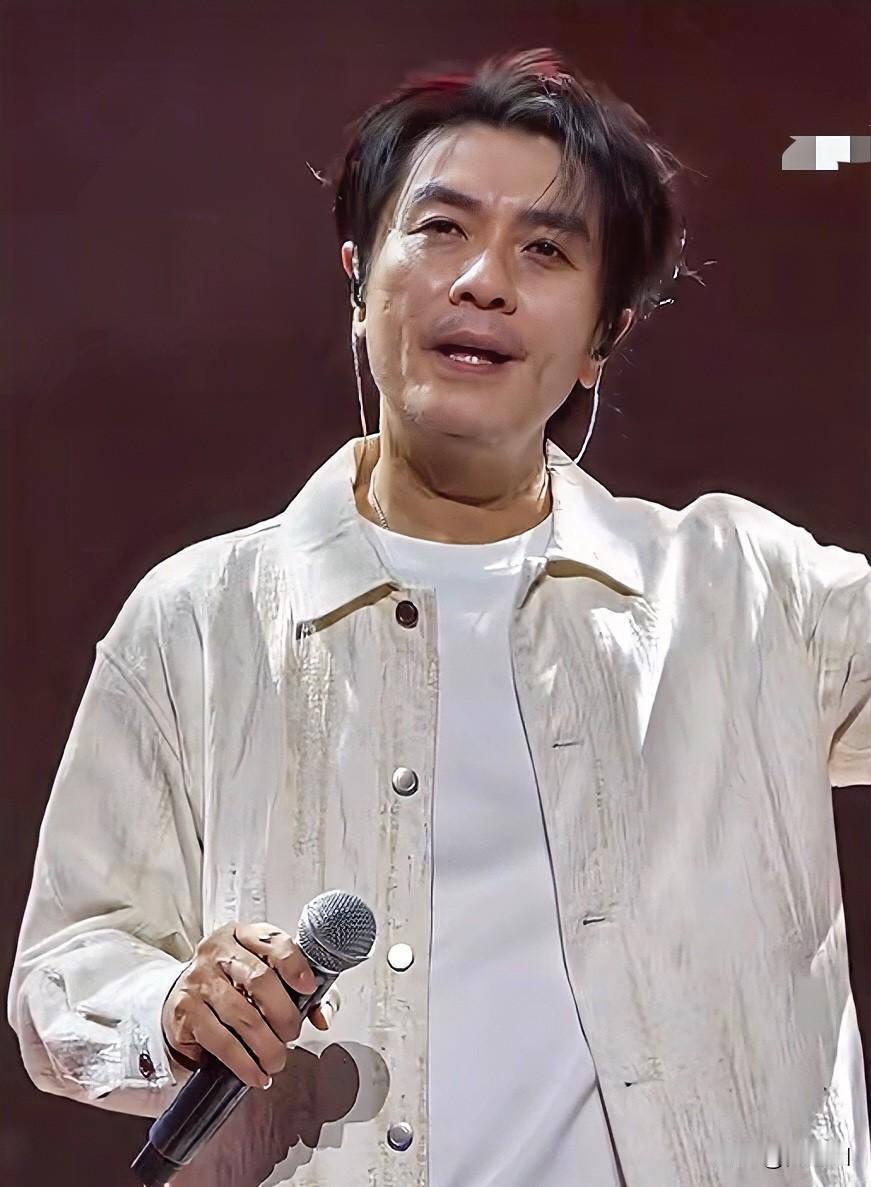 特别喜欢的阿杜，现如今从这张沧桑的脸上，再也回忆不起当年的样子，闭上眼睛，唯有依
