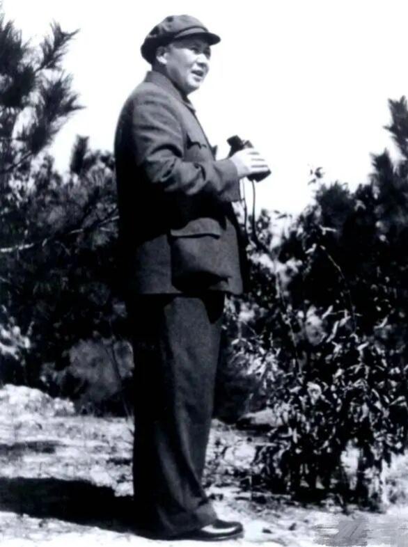 回顾时光老照片老人家手握望远镜一个人站在这里，这是何年何月何地？战争年代老人家都