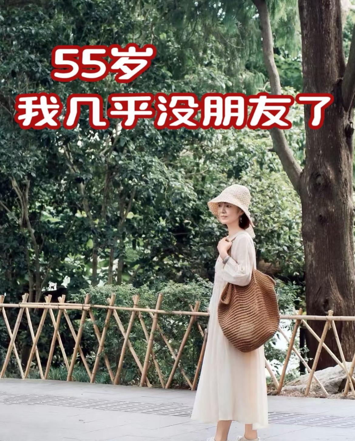 退休不是下岗，是换了个活法。
早上不赶钟，喝茶能喝到太阳斜；
公交坐到终点，也不