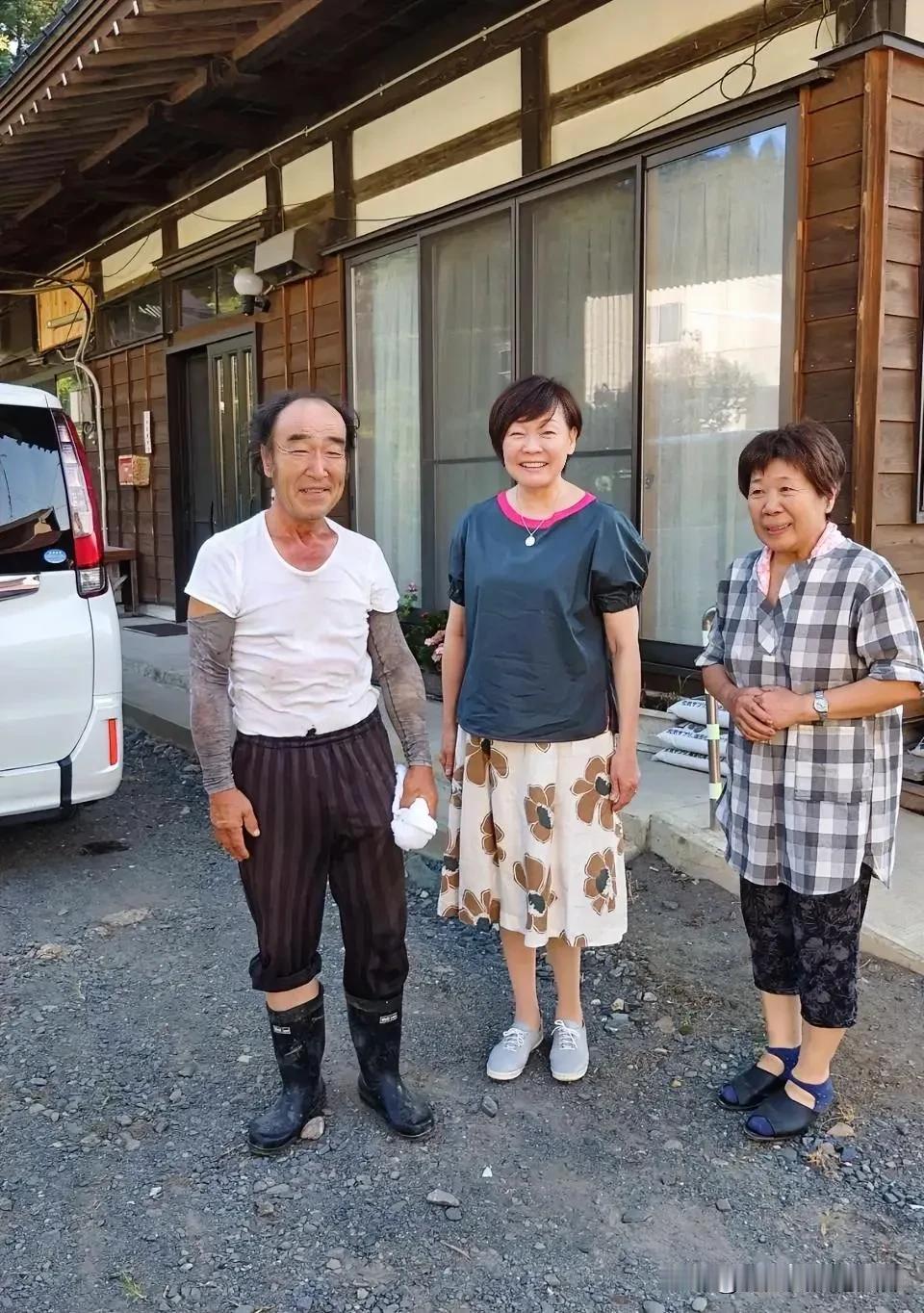 日本政客的家属们其实都非常亲民！这不安倍的遗孀昭惠女士就深入基层，与普通老百姓在