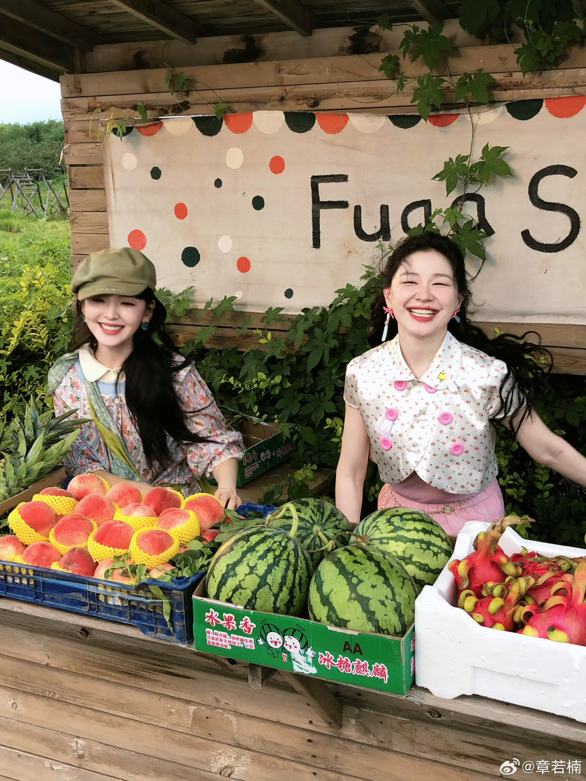 金靖章若楠去新疆了两个美女闯新疆！一边录综艺一边看风景，吃手抓羊羔、看路边骑马，