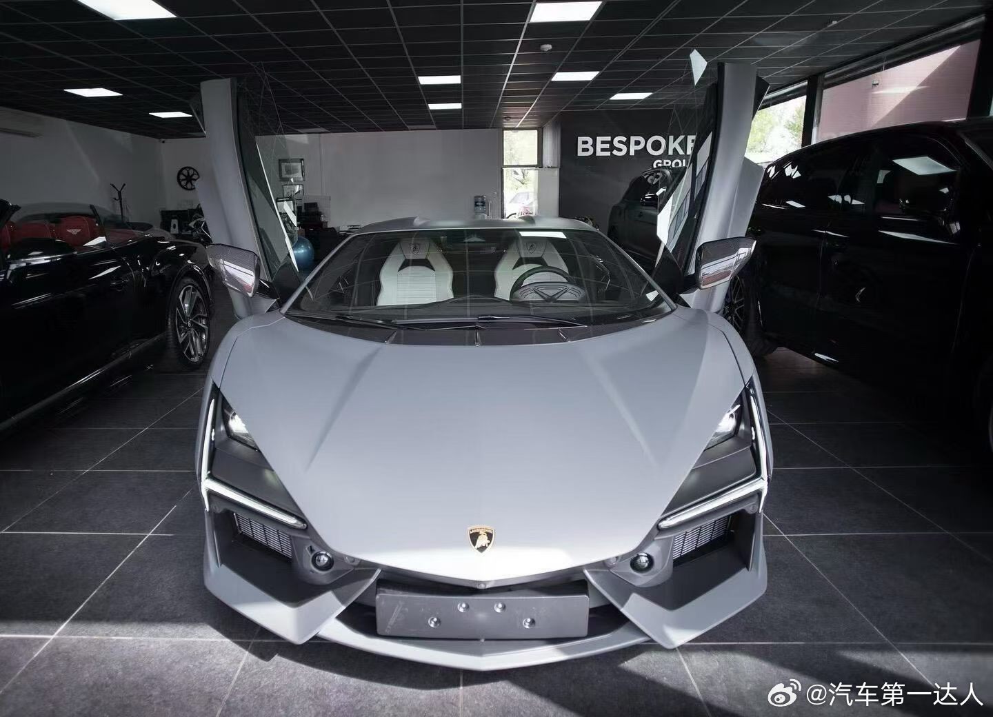 真正的热爱，从不用妥协将就。兰博基尼Revuelto，哑灰外装搭配雅致米内，25