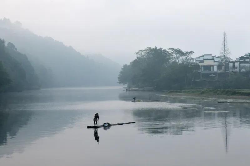 《春江》 
轻舟顺流过春江， 
柳舞柔枝拂水旁。 
燕影穿空云影乱， 
蝶戏芳丛