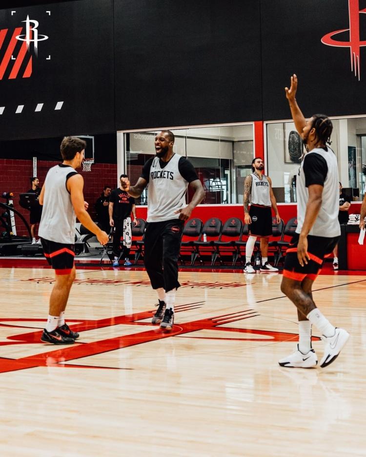 39岁的前锋杰夫格林本赛季仍是火箭队当中的球员，但他已经掉出了轮换。火箭队也不指