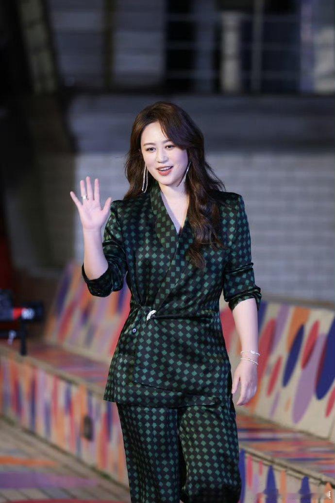 马丽成功女人的背后是她自己从配角到主角，她靠的从来不是运气，是实打实的实力。从喜