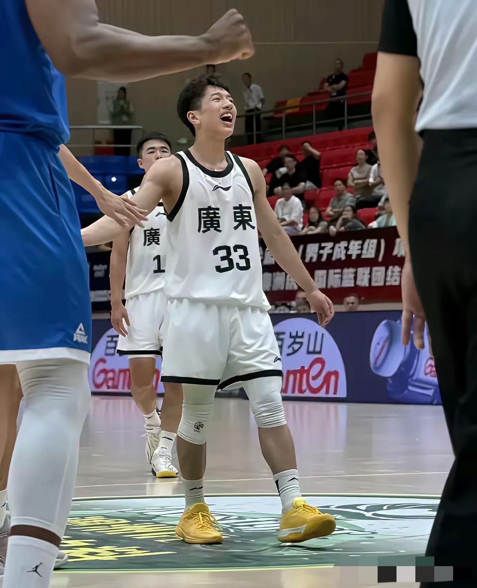 小杨溢昨晚打得非常好，球风飘逸，敢于突破，速度快，三分也有，得18分10次助攻，