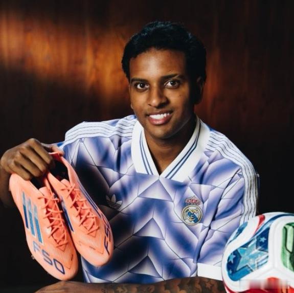 12月15日讯 阿迪达斯官方消息，他们的品牌签下了皇马球星罗德里戈。这家品牌的官