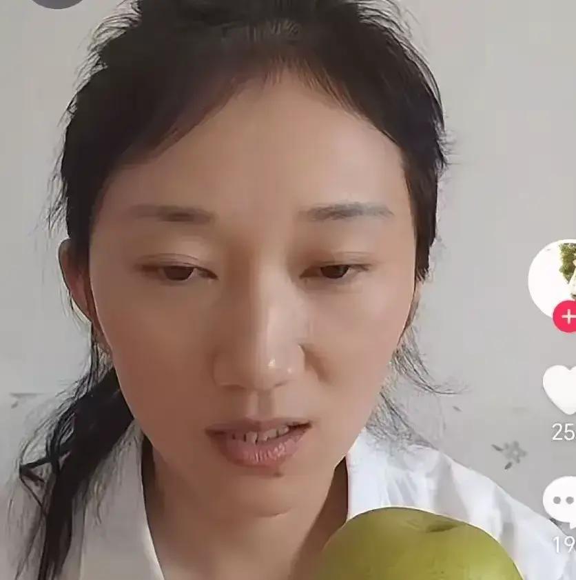 为了套天津的房子，林丽算是把一手好牌打得稀里哗啦，如今冷清的屋子里就剩她和儿子大