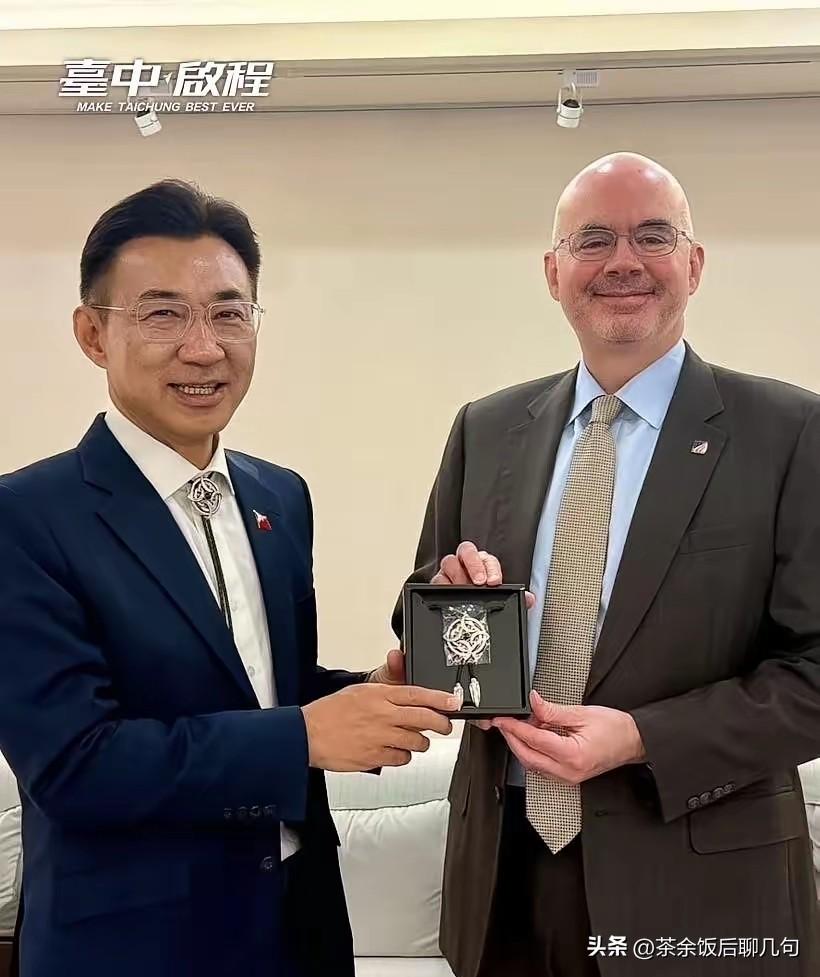江启臣又露脸了！
 
22日江启臣高调晒出和AIT处长谷立言的私人早餐局。老友叙