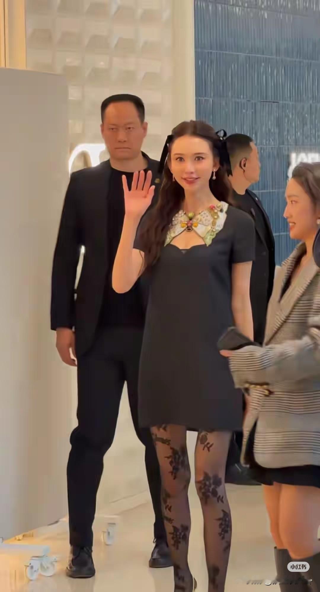 不出意外，意外还是发生了
51岁的林志玲出席活动
被网友辣评“又老又年轻。照片上