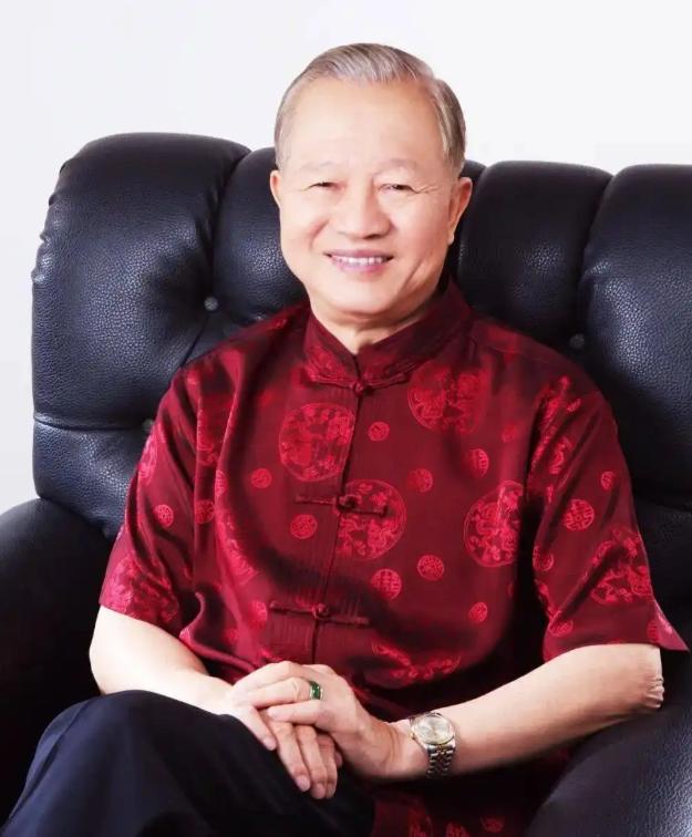 曾有女大学生提问：“请问还需要多久才能真正实现男女平等？”曾仕强笑着回答：“男女