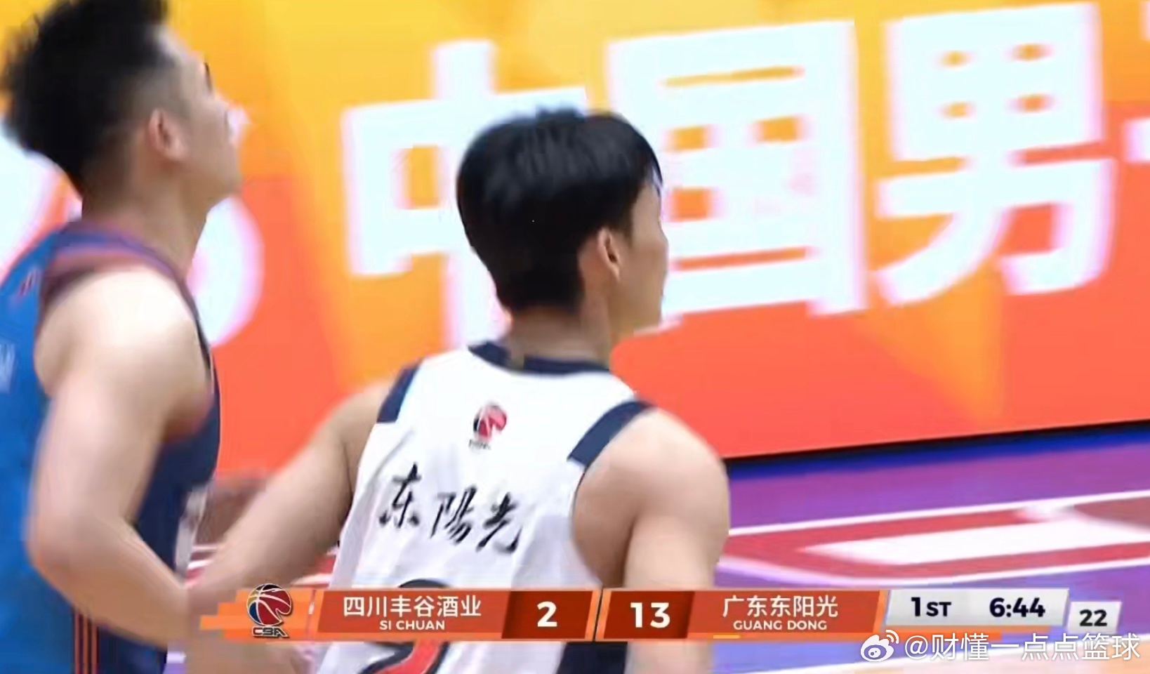 这首发，这开局可以，广东男篮15比2打停四川男篮，徐杰首发三分球2投2中，拿下6