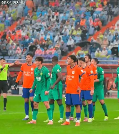 国安和泰山踢了场球，因为一个漏判的点球闹得沸沸扬扬。媒体啊、足协啊全都掺和进来，