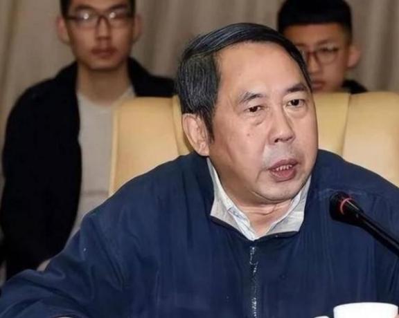 “中国现在向美国投降还来得及！再晚就要‘跪着’了，”7年前，中国专家马臣公开宣称