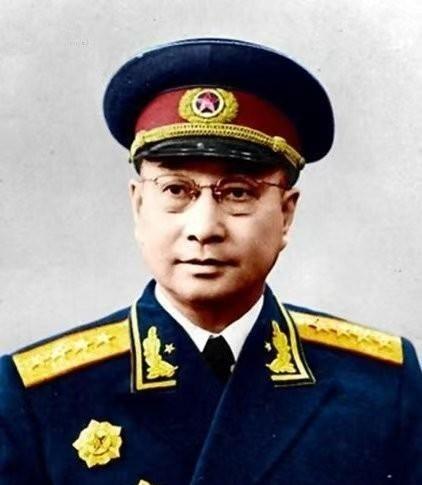 1953年，陈赓的车在哈尔滨被一个交警拦下，他直接拉开车门坐到车里，随后对司机说