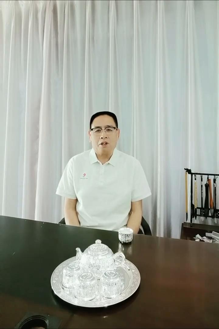 看似担心孩子"平庸"，实质不接受自己"平庸"。
现在很多家长为了让孩子处处领先，