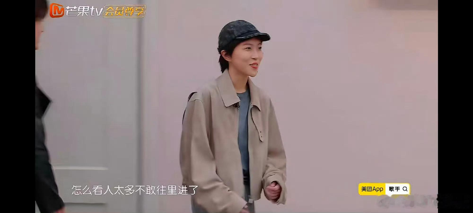 窦靖童舞台私下反差萌台前光芒万丈，台后拘谨内敛，这样真实又鲜活的模样太招人喜欢 