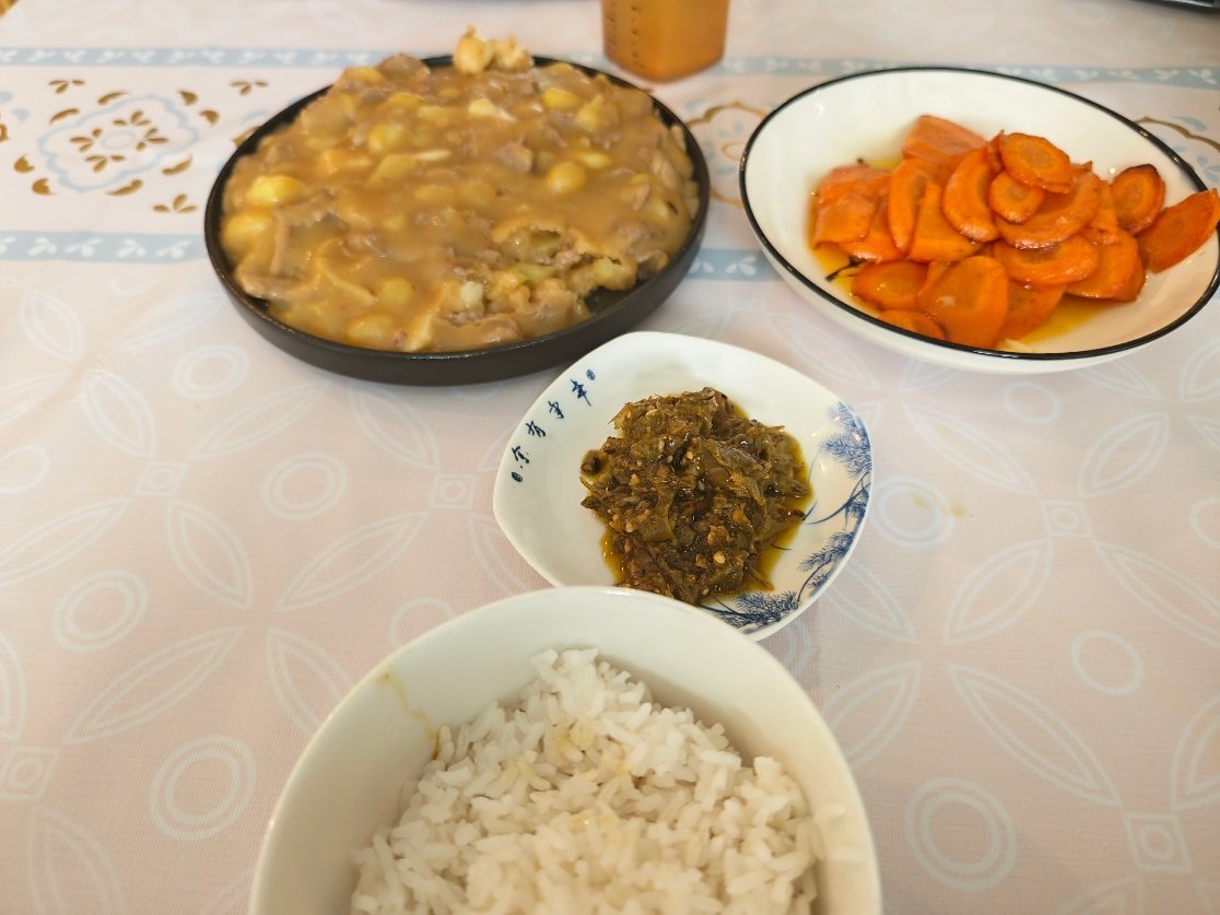 你敢相信我都喂完我崽的饭了我老婆还有三个菜要炒两个大人一个小孩，她硬是要炒5个人