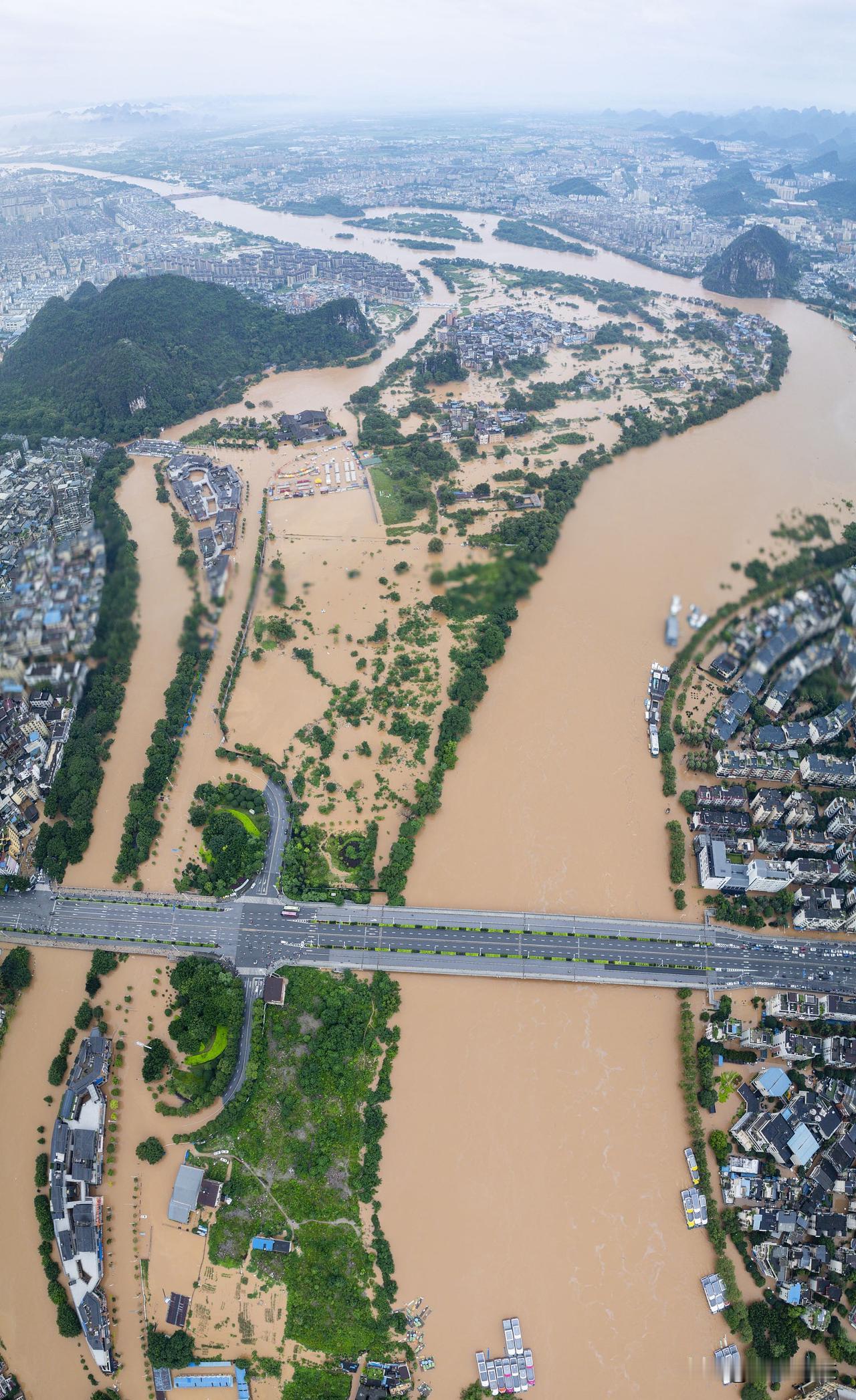 近日，广西多地遭遇持续强降雨袭击，洪涝灾害严重，人民群众生命财产安全面临严峻挑战