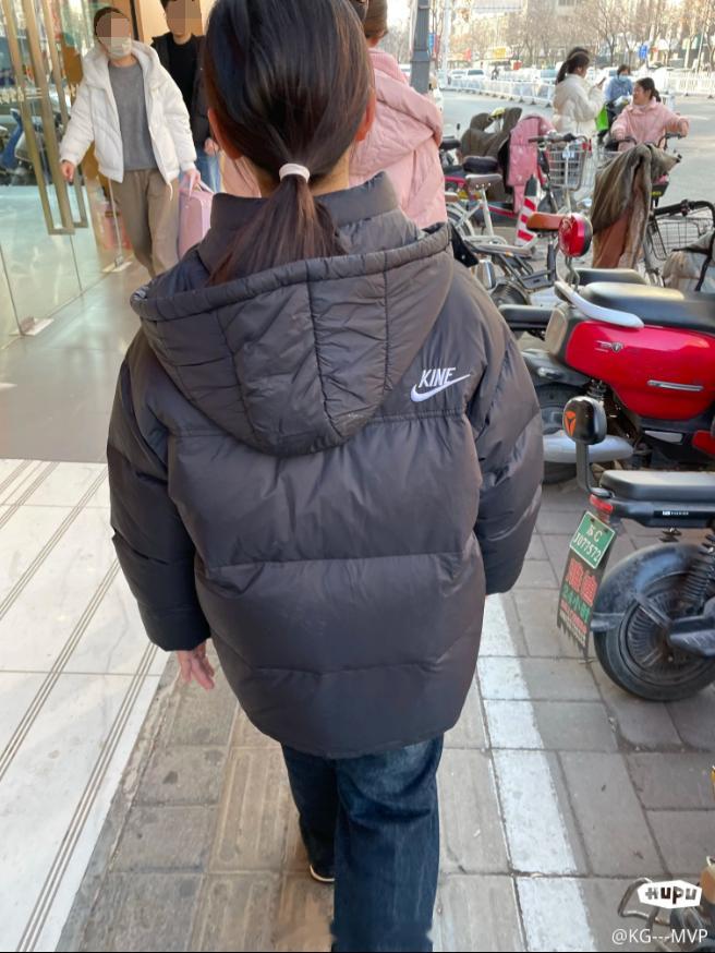 网友春节回县城老家过年，惊讶地发现，虽然老家是个全国百强县，但在2024年的街头