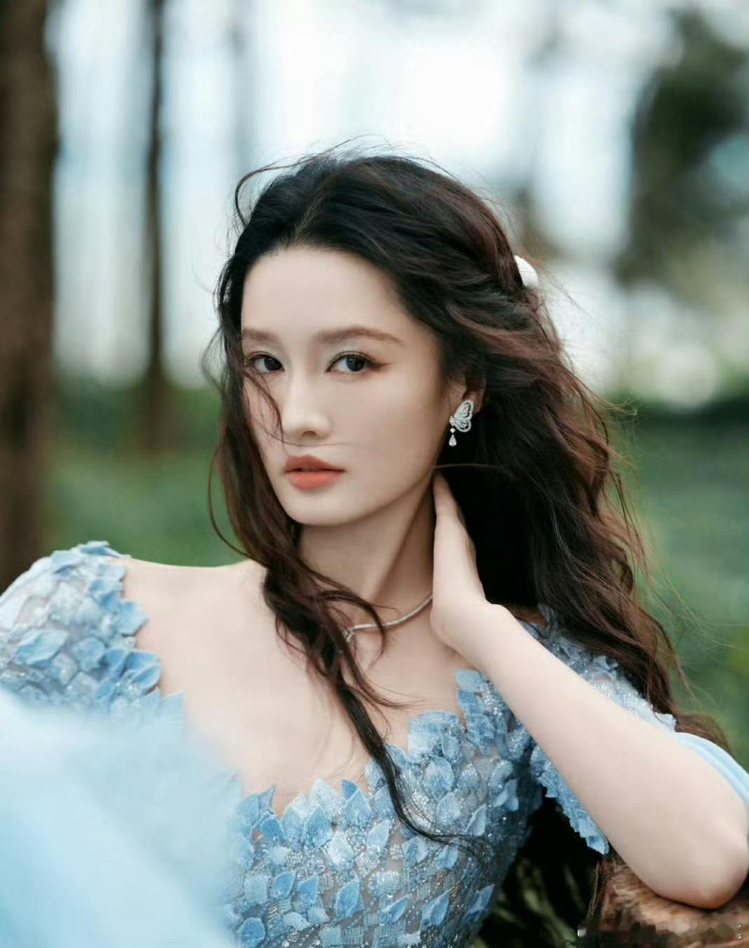 李沁elle蓝裙造型从容又有气场，把蓝色系的浪漫和高级感拿捏得恰到好处，这波造型