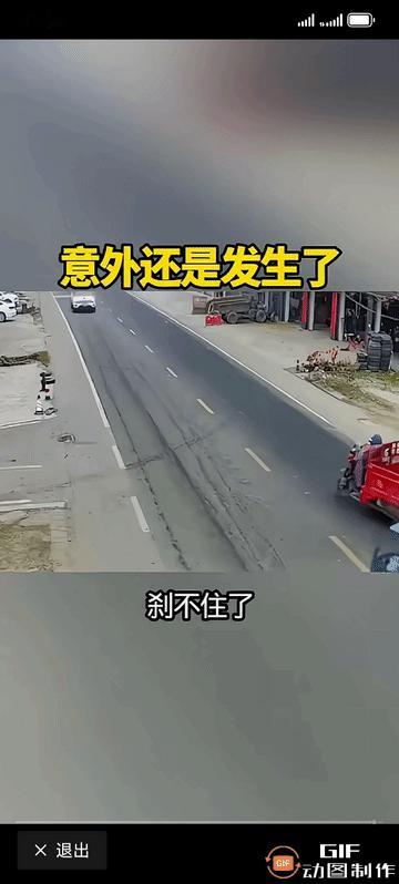 开红三轮的司机任性，而开蓝色三轮车的司机的更任性，可倒霉的是正常行驶的小白车。