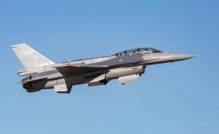 【1架飞机突然逼近海湖庄园，F-16紧急升空拦截】

根据哥伦比亚广播公司的报道