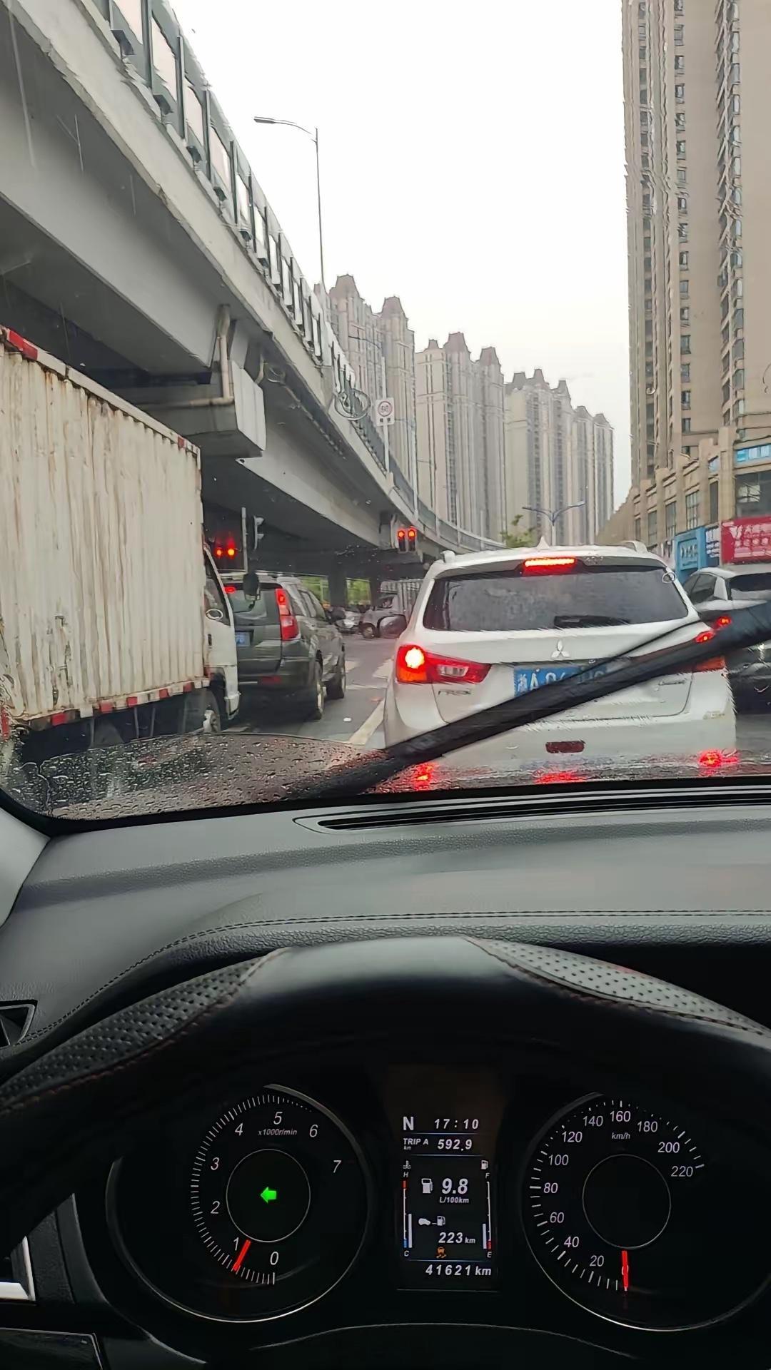 不查不知道，一查真被震住了。高德每月 8 亿人使用，维护 544 万公里道路，背