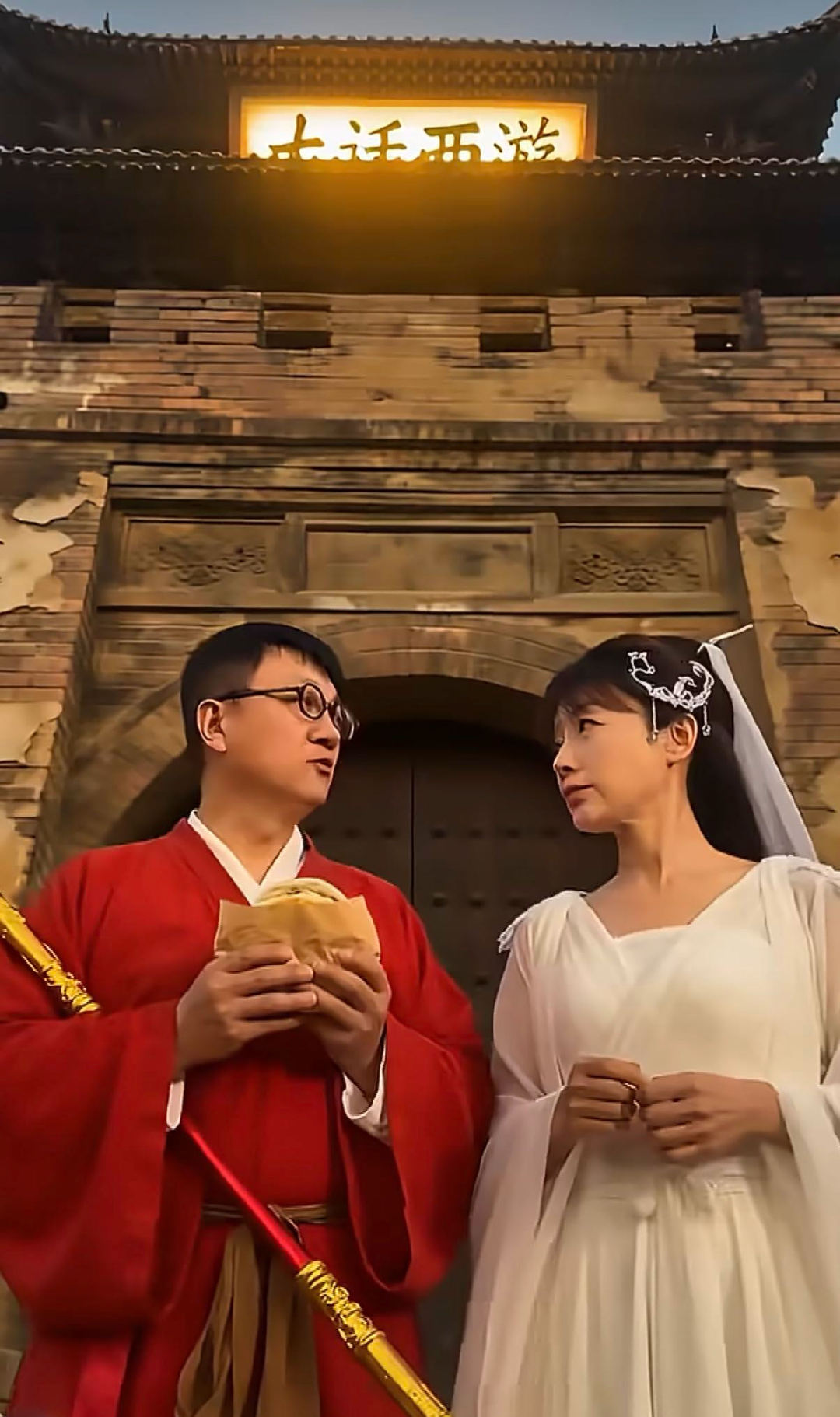 俞白眉 观众不想看AI电影 在今天的新浪娱乐新浪潮论坛上，《镖人》编剧俞白眉直言