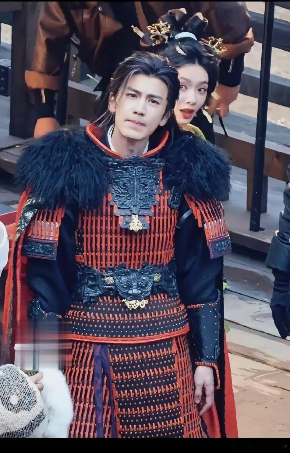 林允被张凌赫堵了路也不敢吱声，站在张凌赫身后转悠半天，也不敢打扰45度角抬着头认