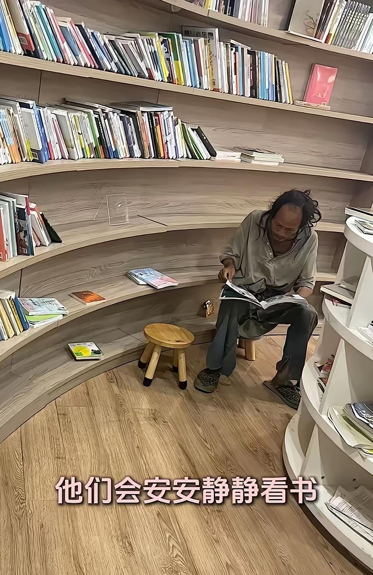 流浪汉进图书馆遭读者投诉，馆方一句回复圈粉无数，网友：这才是真正的文明
 
看完