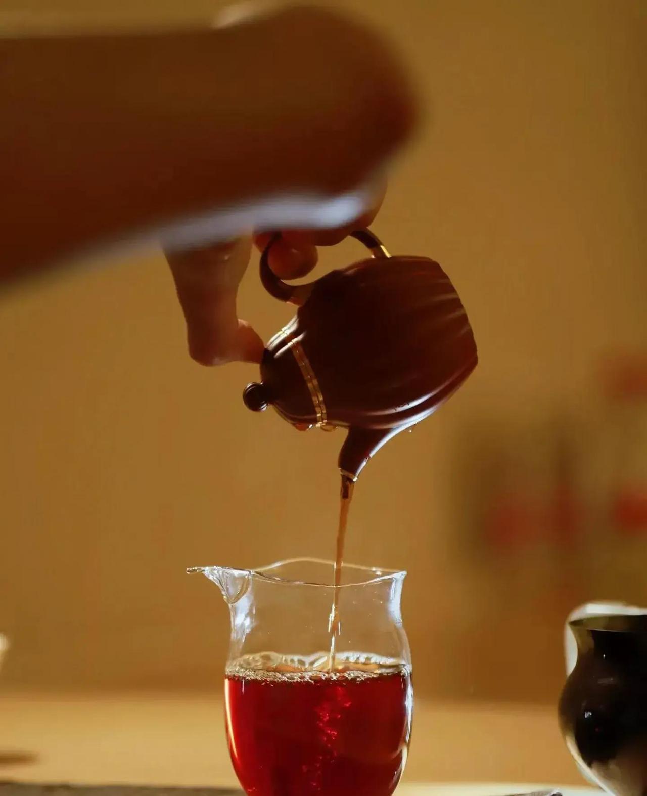 2024年底，一位身家过亿的富商在生意场上呼风唤雨，却因一次资金链断裂瞬间众叛亲