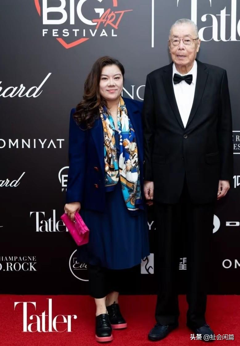 近日，87岁的钢琴家刘诗昆和50岁的妻子孙颖牵手出席艺术活动，所到之处，受到了热
