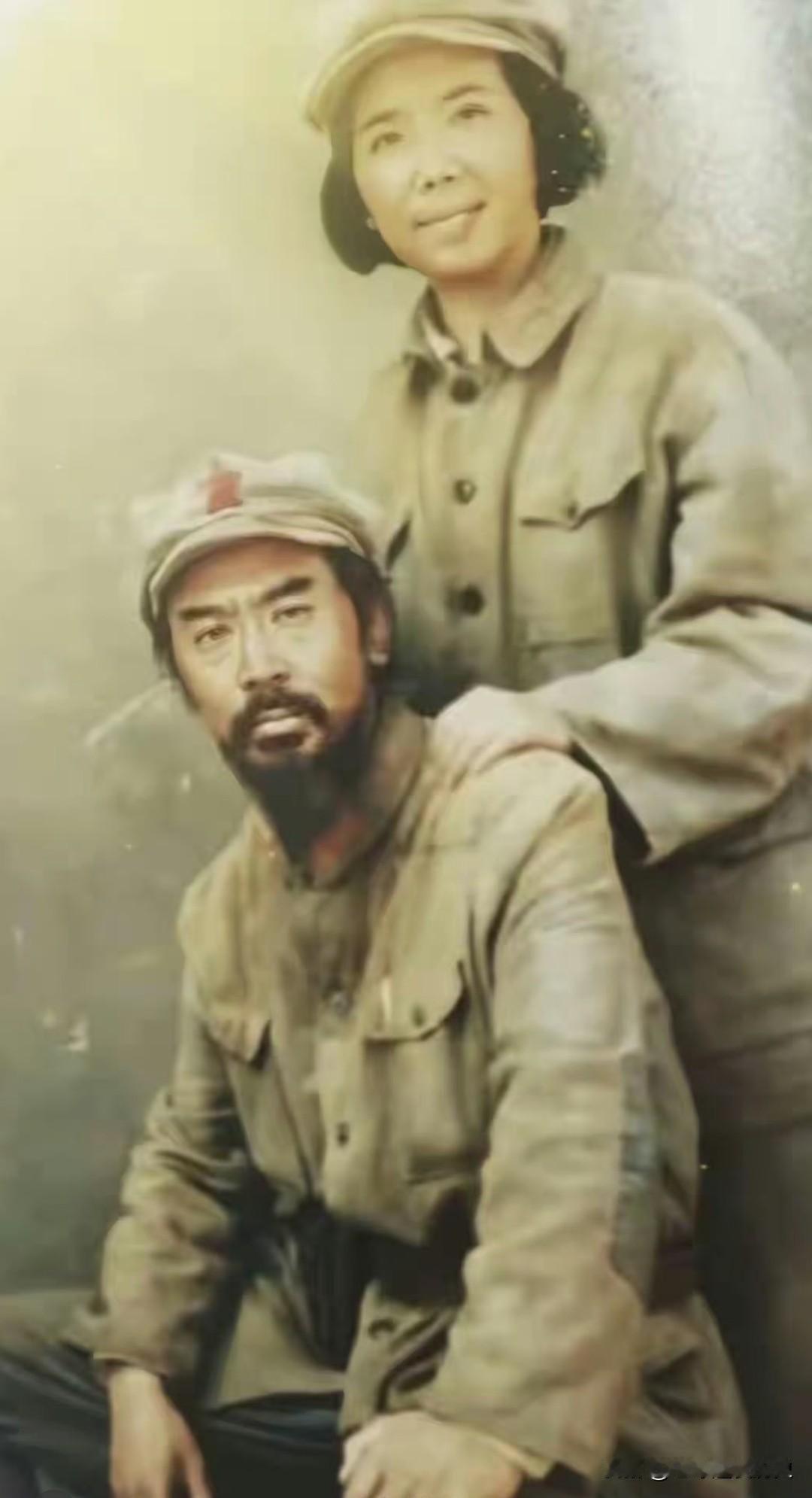 红军时期的周恩来，虽身着补丁军装、留着胡须，却难掩俊朗容貌与卓然风骨。作为民国四