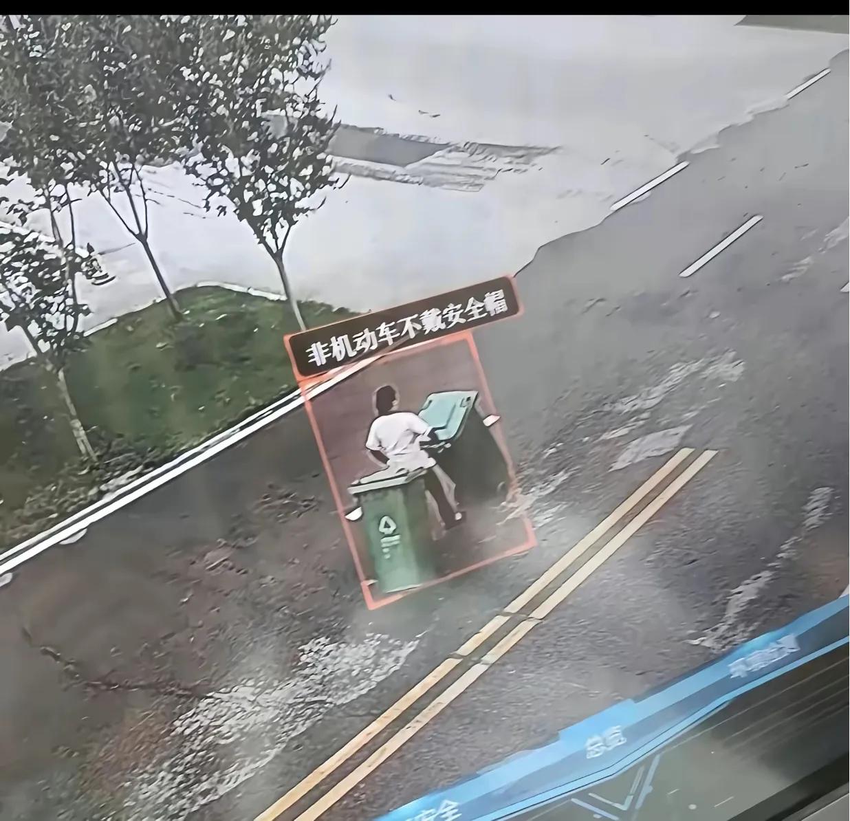 叔叔，不是我不戴啊，真的这车太慢