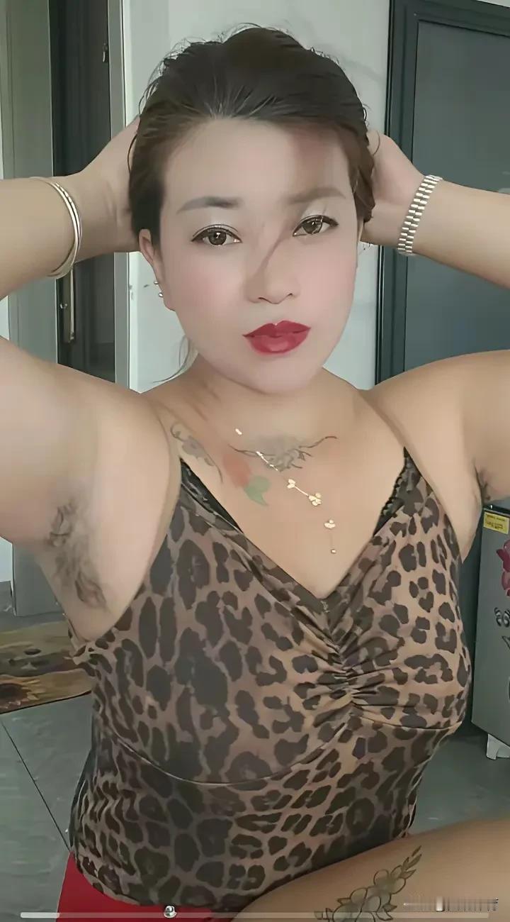 不知什么时候，少女少妇，无论美丑，开始流行晒腋毛了。
不鄙夷此，但是，刻意暴露，