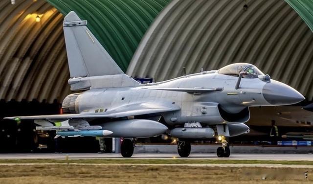 不藏了：官媒披露中国空军15000米闪电出击，30秒击落间谍气球这一震撼行动展现