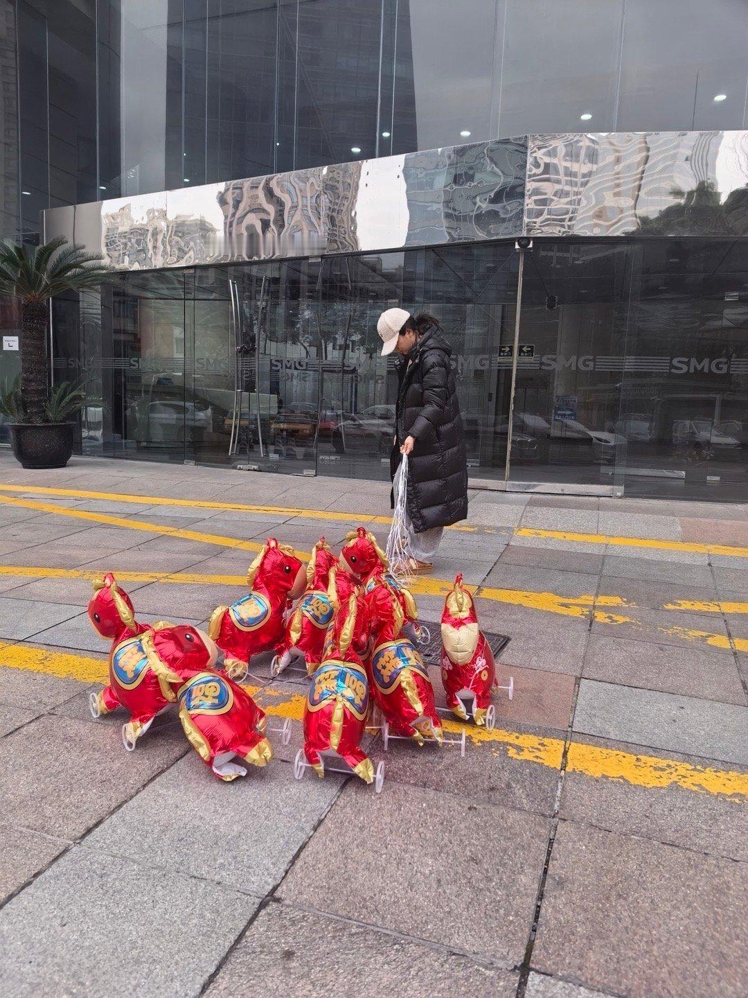 黄奕牵着9匹气球马上班 黄奕今天出发录制东方卫视春晚，牵着9匹气球马上班的造型也