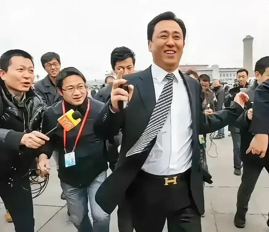 房产大鳄许家印，公开受审现原形。昔日光彩耀神州，今日犯罪留恶名。
涉案金额上万亿