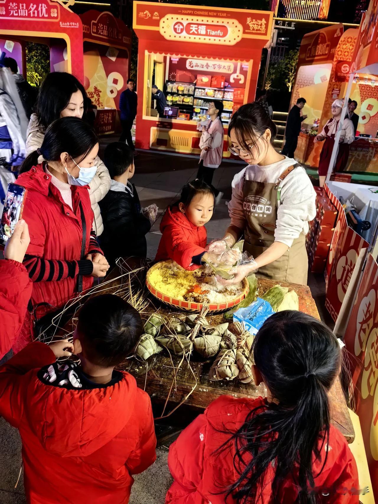 东莞随手拍：莞品迎春万市大集
莞城美食品着，
美妙音乐听着，
华彩灯光闪着，
国