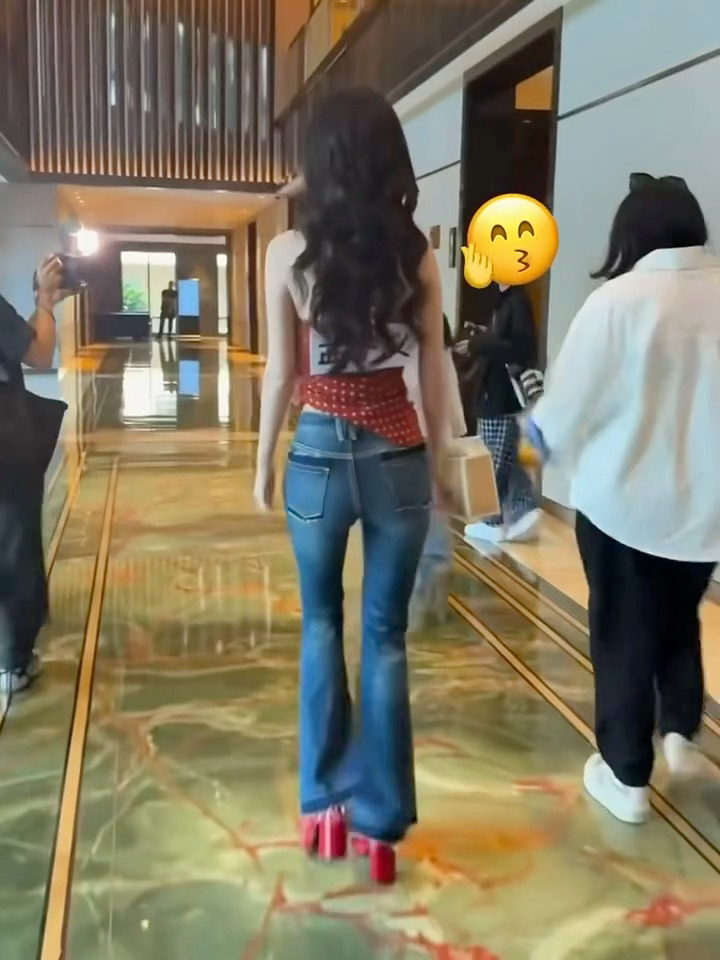 孟子义 x 顶级腰臀比孟子义腰比名牌细