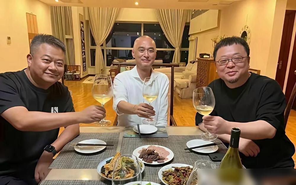 陈晓卿组局，桌上就几盘凉拌菜、卤味拼盘，一瓶白葡萄酒。没燕窝没和牛，连摆盘都懒得