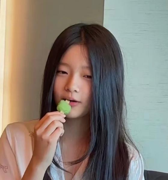 八岁的小玥儿给刚出生的弟弟准备礼物，不是摆拍，是她自己用零花钱买的。
汪小菲看到