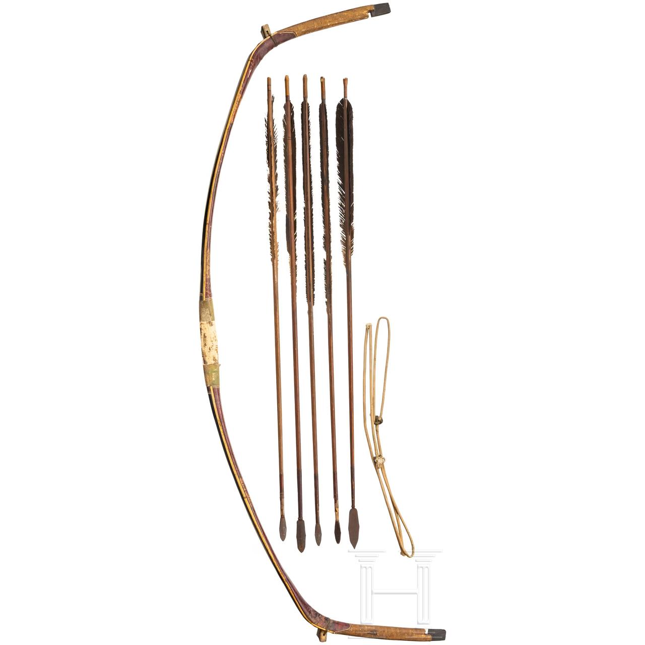 一把约 1900 年的满族式弓（含弓弦及箭矢）